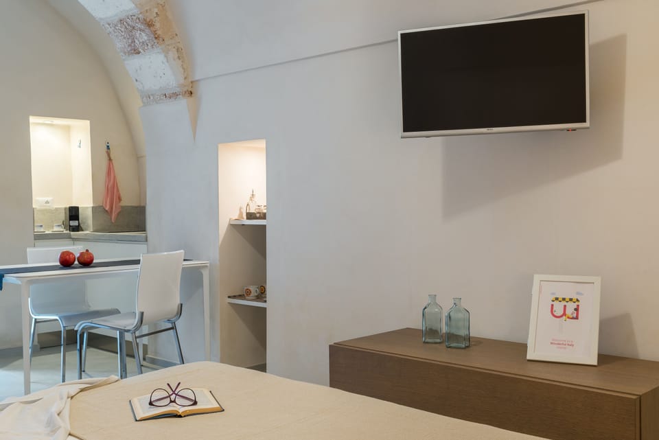 Studio | Living area | Flat-screen TV