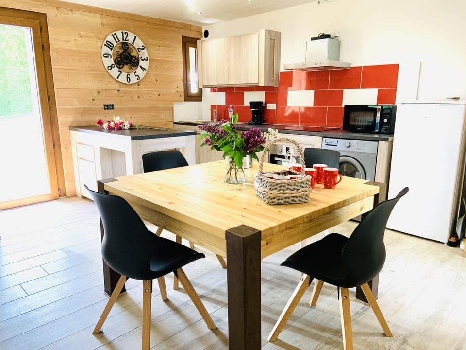 Comfort Cottage, Ensuite, Mountain View (Gîte Costillon) | Private kitchen