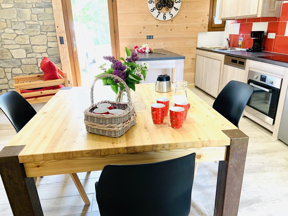 Comfort Cottage, Ensuite, Mountain View (Gîte Costillon) | Private kitchen