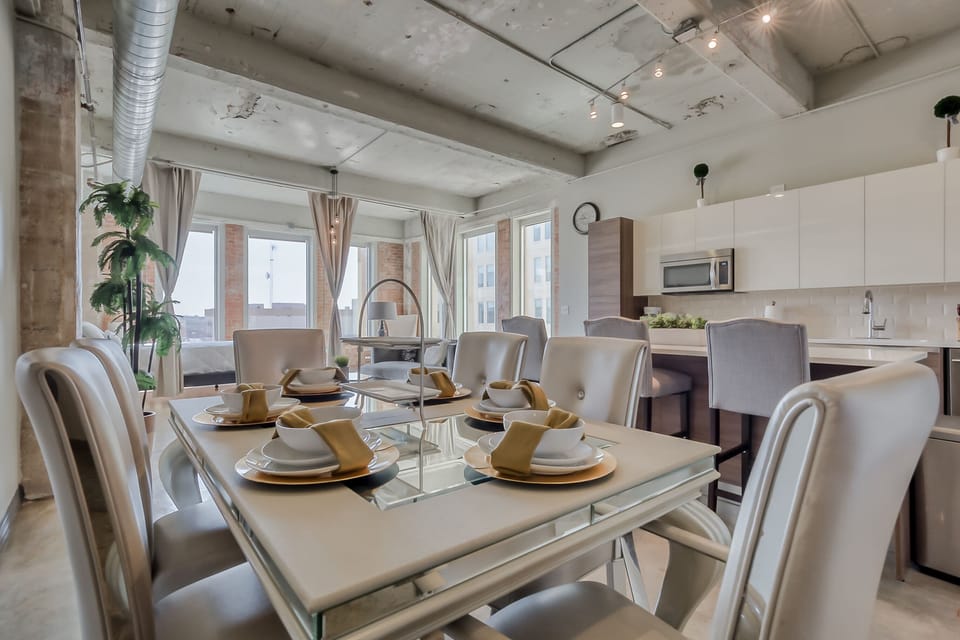 Exclusive Apartment, 3 Bedrooms, Ensuite, Pool View | In-room dining