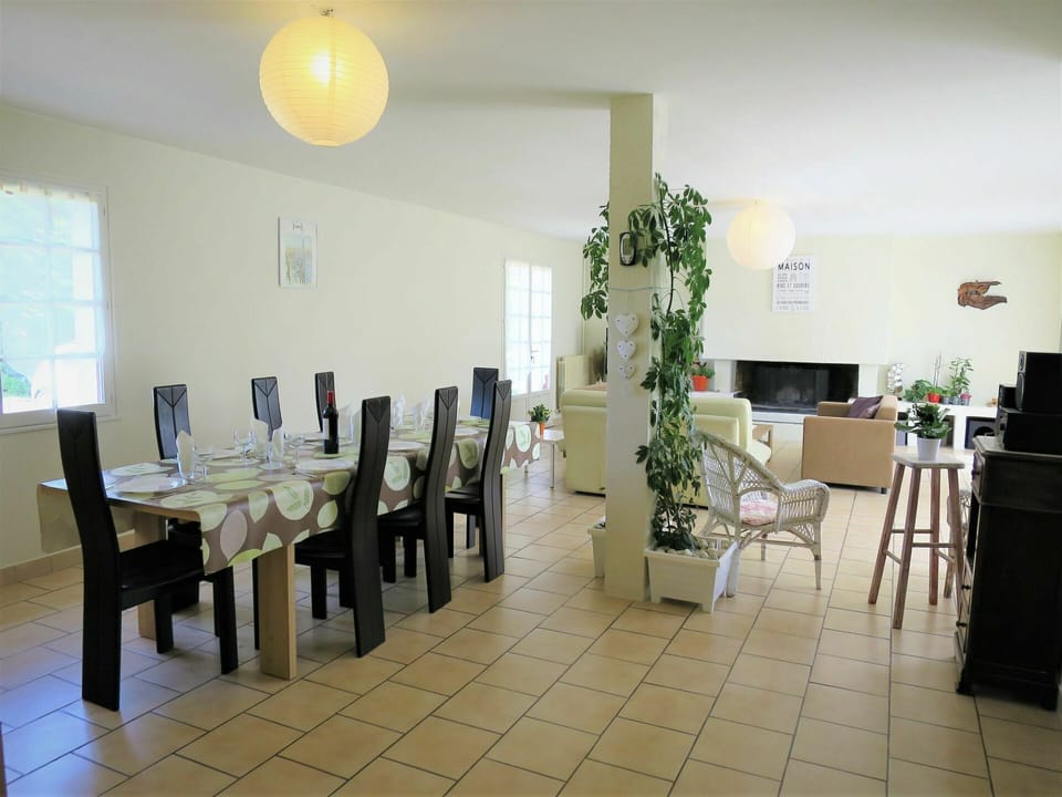 Furniture, Property, Table, Chair, Window, Plant, Lighting, Building, Architecture, Interior Design