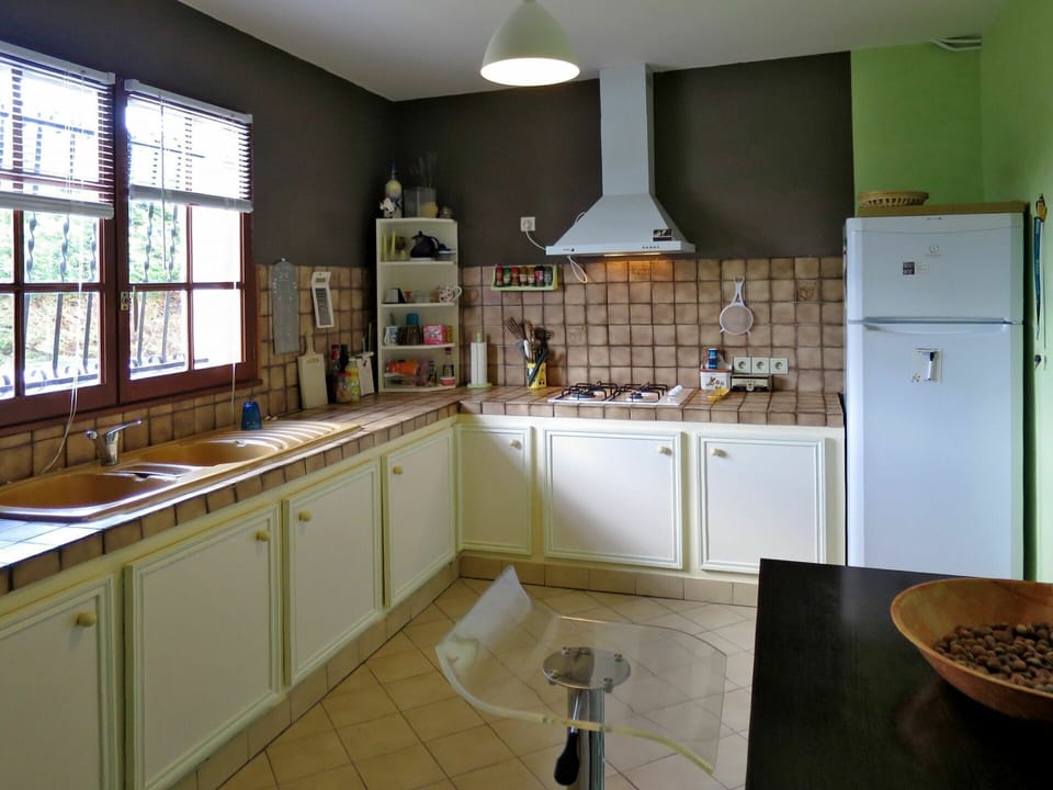 Cabinetry, Tap, Countertop, Kitchen Sink, Sink, Furniture, Property, Plumbing Fixture, Window, Kitchen