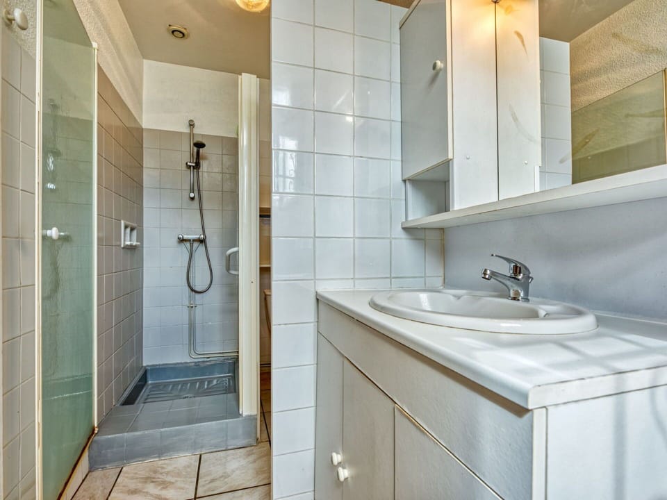 Mirror, Tap, Plumbing Fixture, Sink, Cabinetry, Building, Property, Bathroom Cabinet, Bathroom Sink, Bathroom