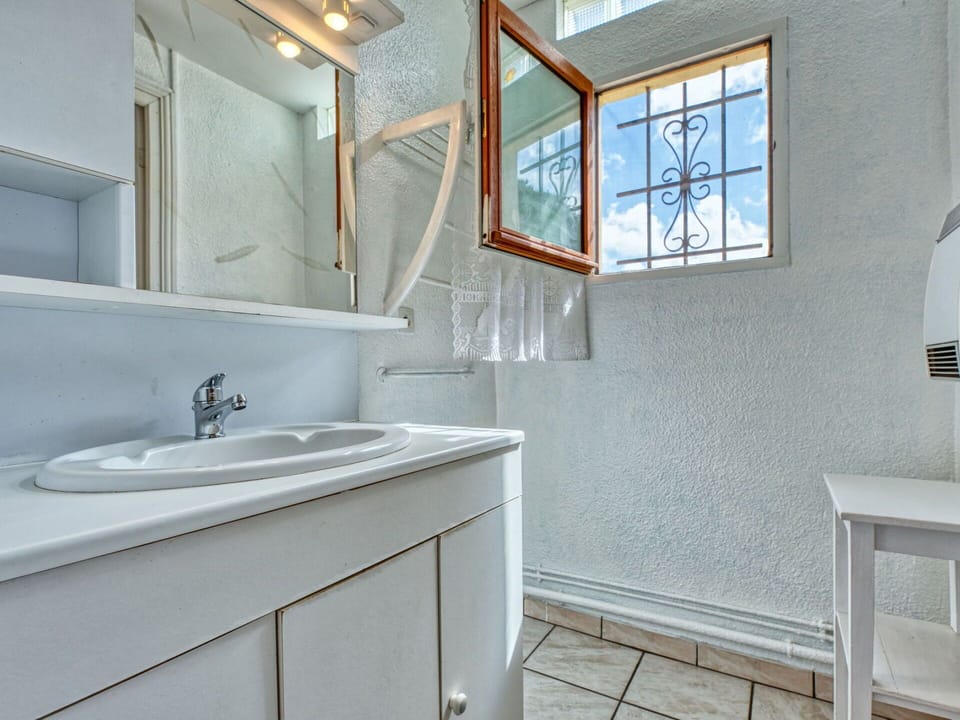 Mirror, Tap, Sink, Bathroom Cabinet, Property, Plumbing Fixture, Window, Cabinetry, Building, Wood