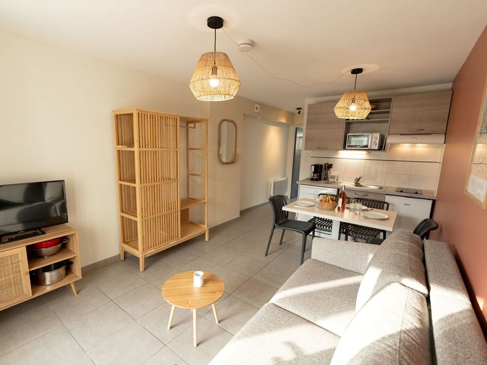Furniture, Interior Design, Flooring, Wall, Floor, Wood, Room, Ceiling, Apartment, Lighting