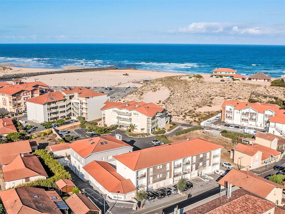 Sky, Water, Building, Window, House, Coastal And Oceanic Landforms, Urban Design, Horizon, Landscape, Real Estate
