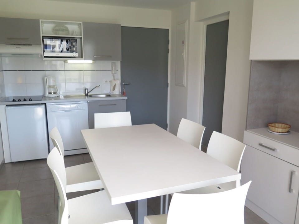 Property, Kitchen Sink, Cabinetry, Sink, Table, Tap, Countertop, Interior Design, Kitchen, Chair