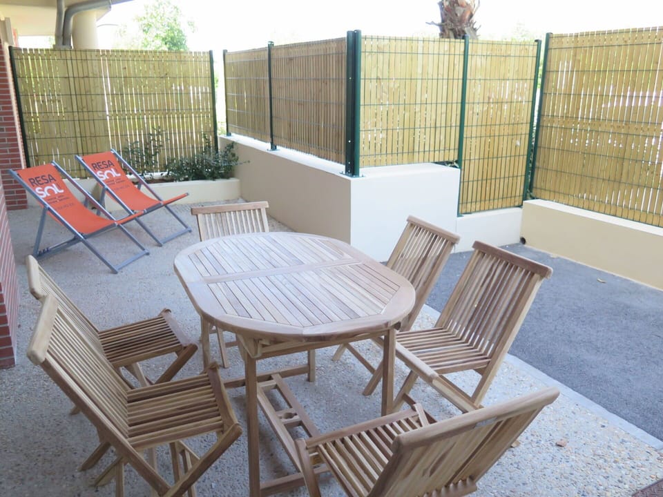 Property, Window, Building, Water, Swimming Pool, Azure, Architecture, Outdoor Furniture, Urban Design, Floor