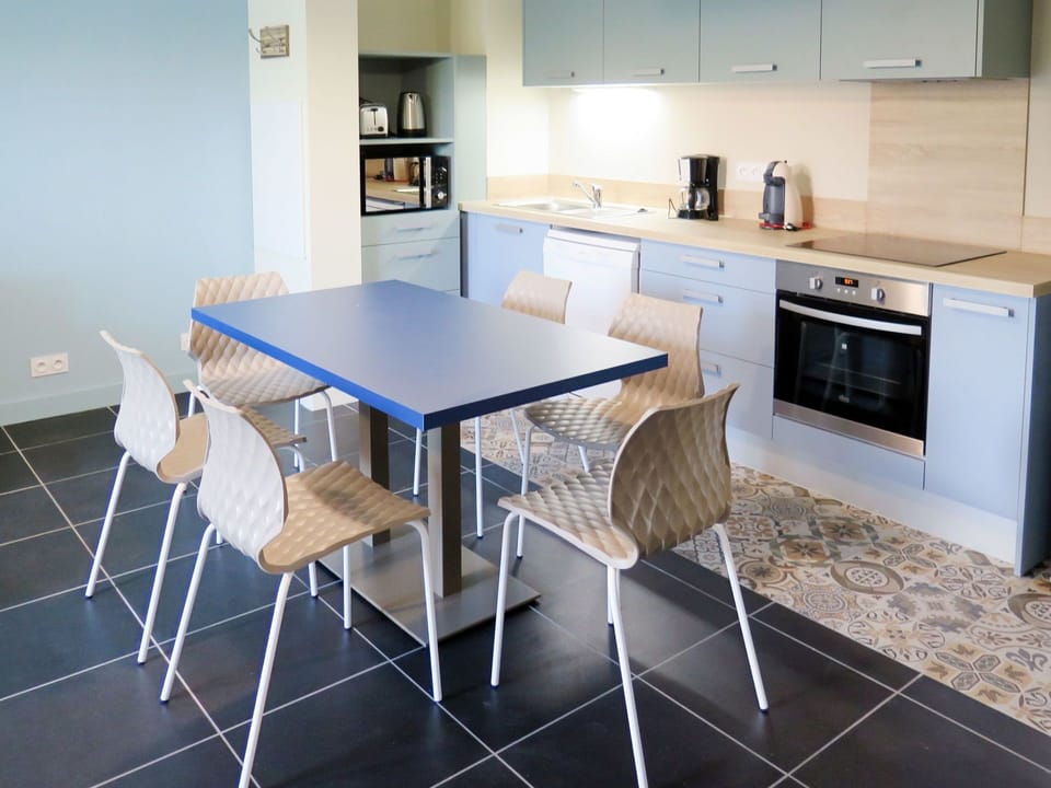 Countertop, Furniture, Room, Kitchen, Property, Bar Stool, Table, Interior Design, Floor, Tile