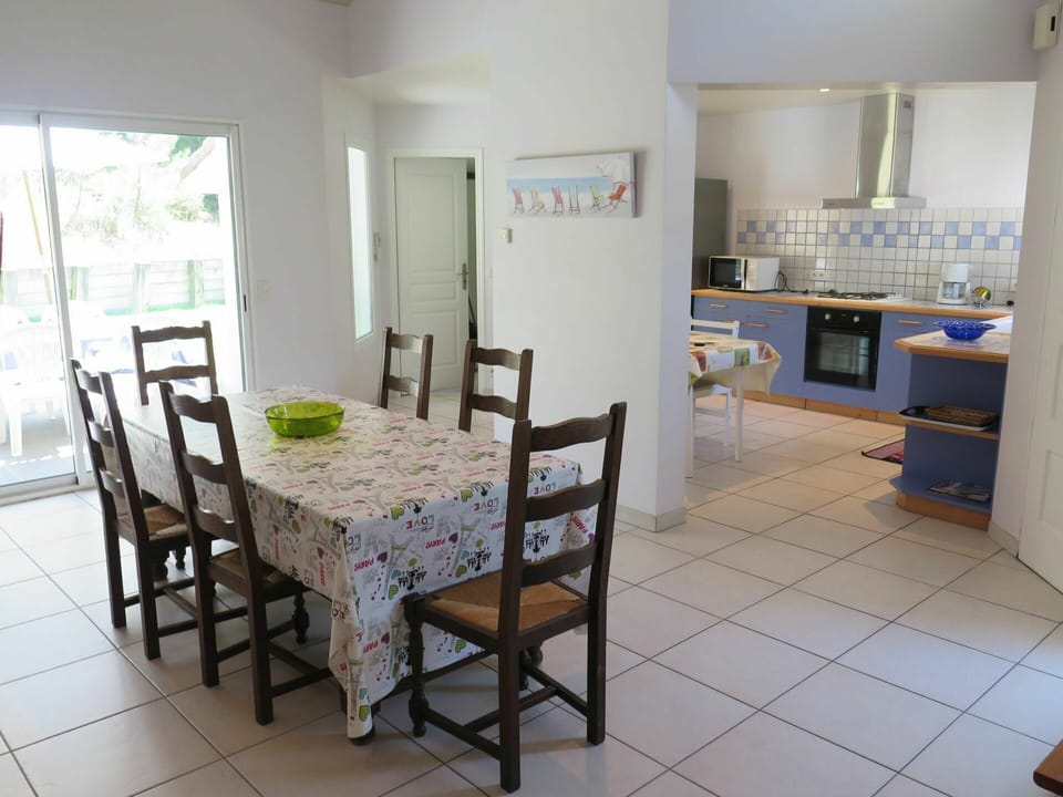 Table, Property, Chair, Wood, Interior Design, Cabinetry, Kitchen Appliance, Flooring, Floor