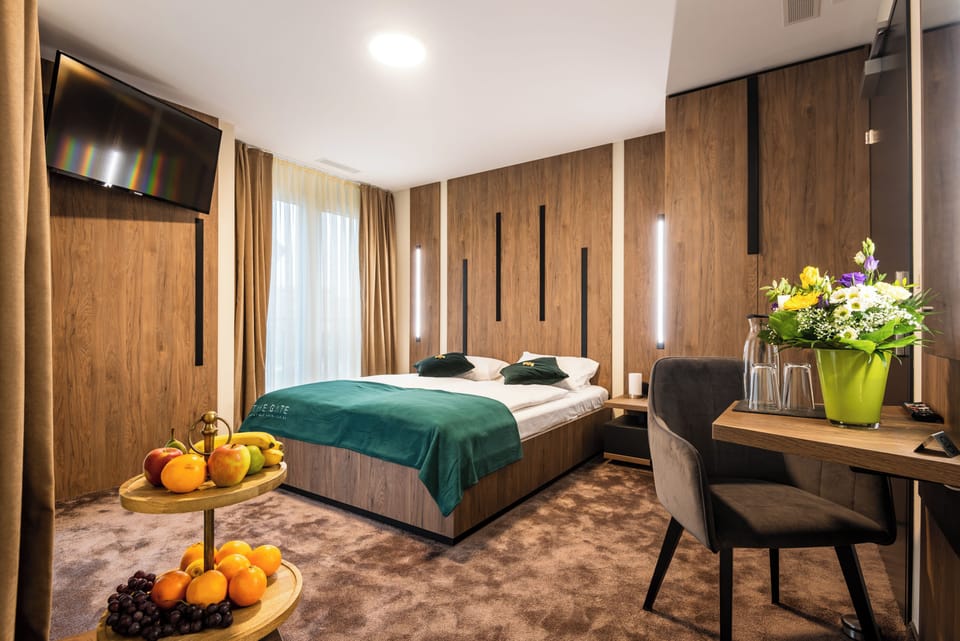 Hypo-allergenic bedding, minibar, in-room safe, desk