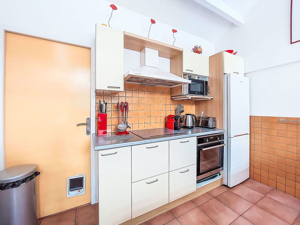 Kitchen Appliance, Kitchen, Major Appliance, Countertop, Flooring, Cabinetry, Interior Design, Home Appliance, Floor, Furniture