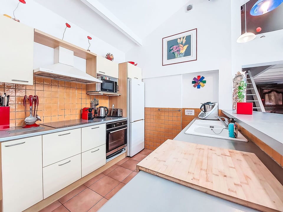 Kitchen, Kitchen Appliance, Major Appliance, Interior Design, Flooring, Countertop, Furniture, Floor, Wood, Ceiling