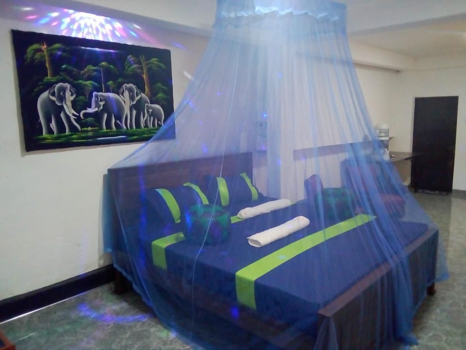 Desk, soundproofing, free WiFi, bed sheets