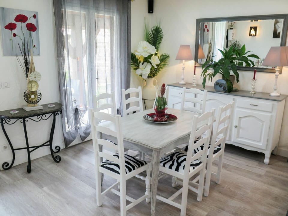Plant, Furniture, Table, Houseplant, Cabinetry, Interior Design, Wood, Chair, Floor
