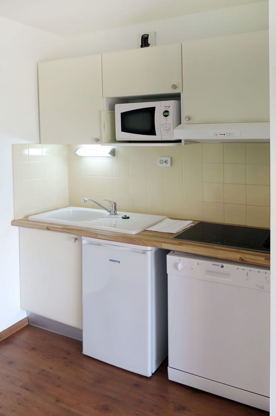 Cabinetry, Kitchen Appliance, Building, Countertop, Kitchen Stove, Home Appliance, Kitchen, Wood, Interior Design, Major Appliance