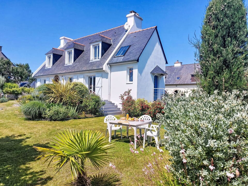 Building, Window, House, Roof, Home, Residential Area, Cottage, Shrub, Estate