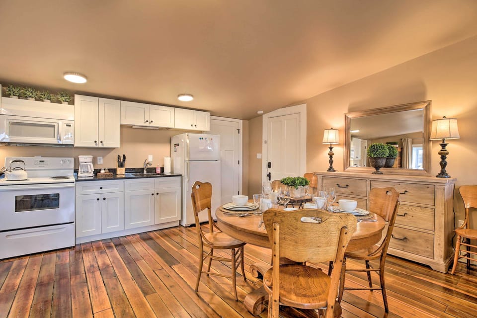 Dining & Kitchen Area | Open Floor Plan | Free WiFi | Single-Story Unit
