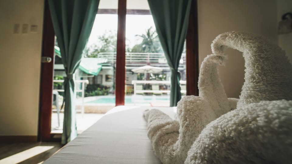 Comfort Double Room | Laptop workspace, bed sheets