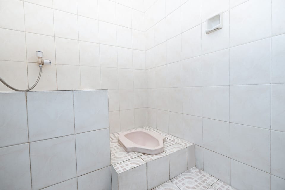 Economy Double Room | Bathroom | Shower, towels