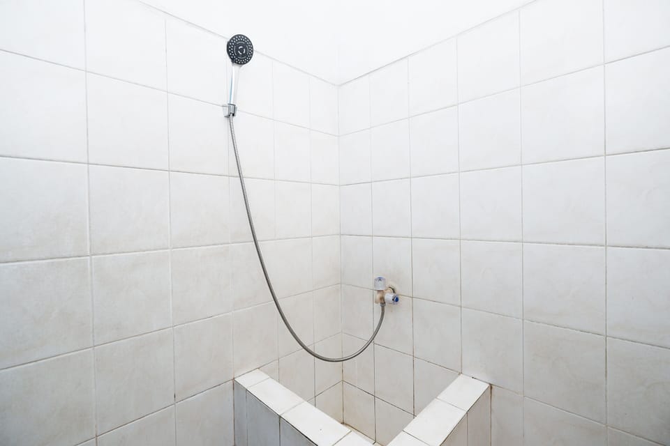 Economy Double Room | Bathroom | Shower, towels
