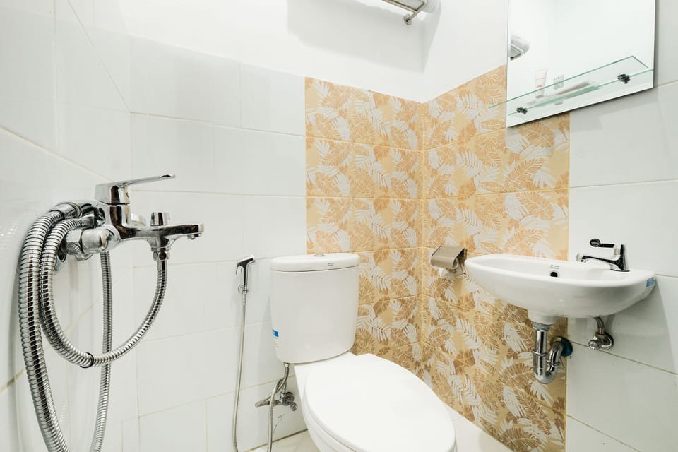 Shower, rainfall showerhead, towels