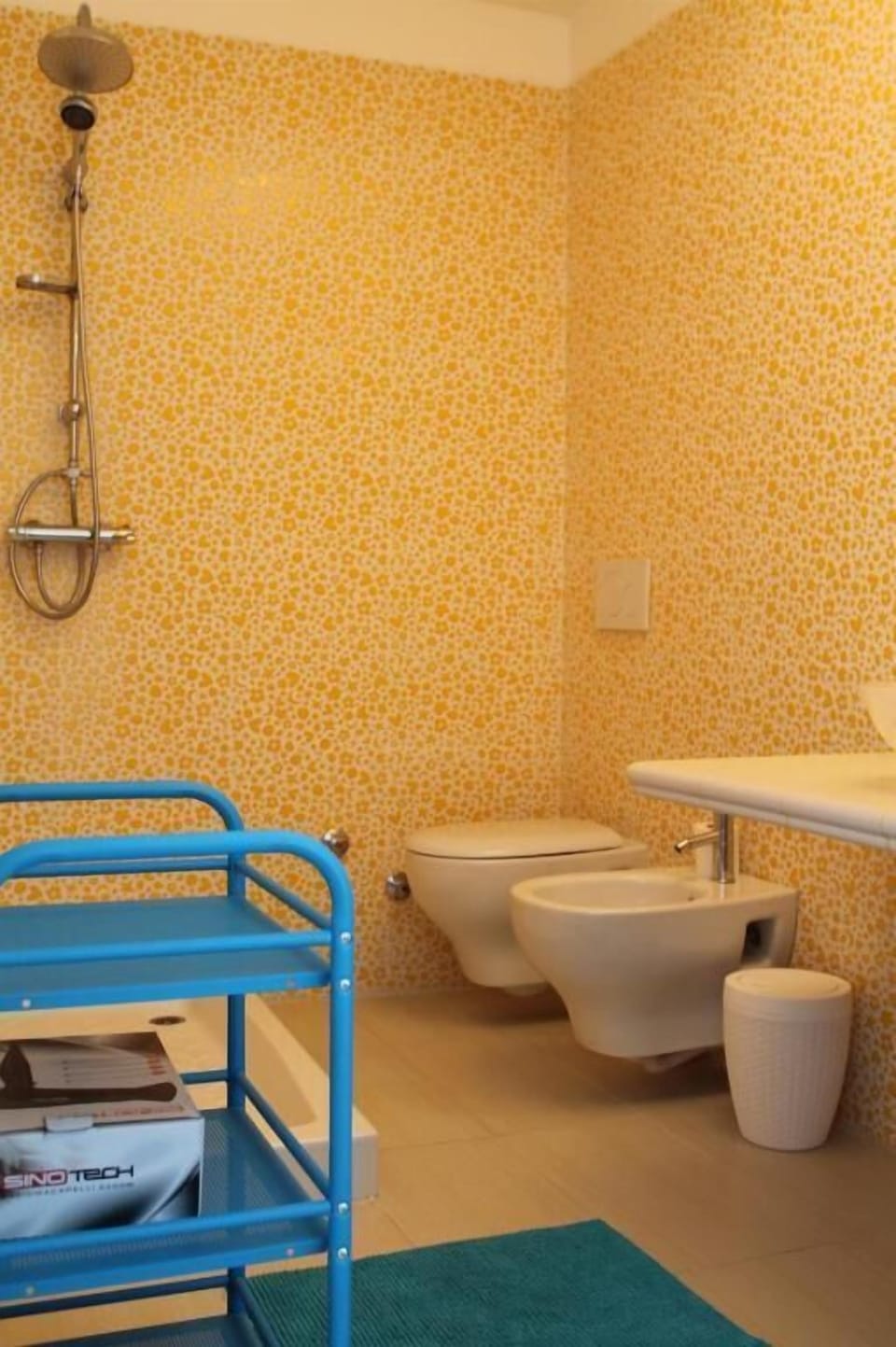Shower, rainfall showerhead, free toiletries, hair dryer