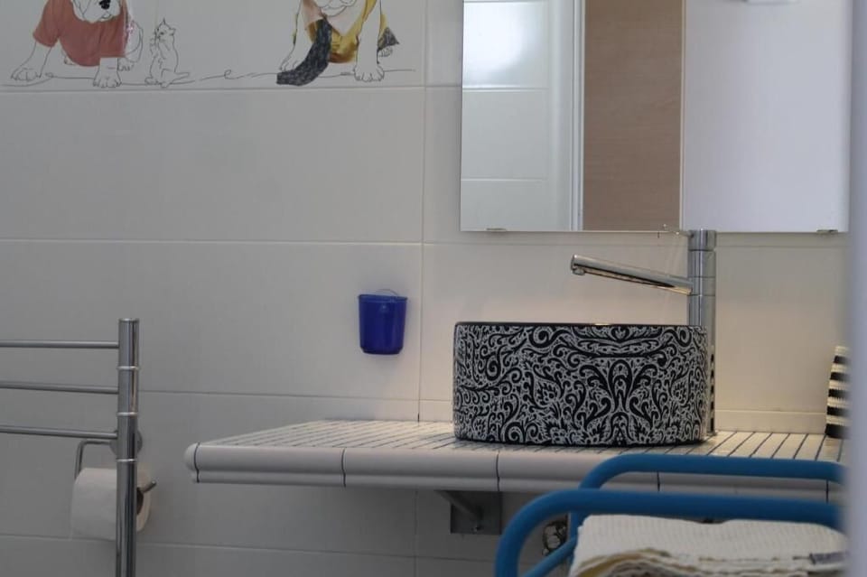 Bathroom sink