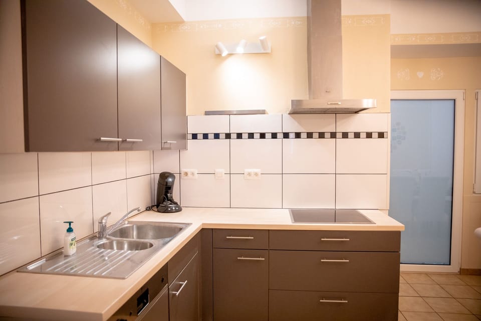 Grand House | Private kitchen | Full-size fridge, microwave, oven, stovetop