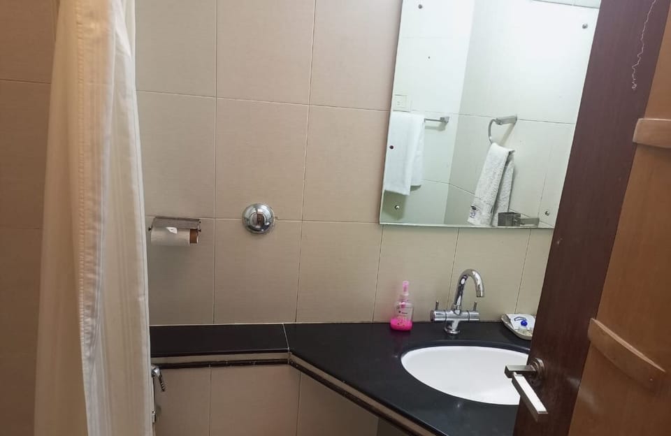 Standard Double Room | Bathroom | Shower, rainfall showerhead, free toiletries, slippers