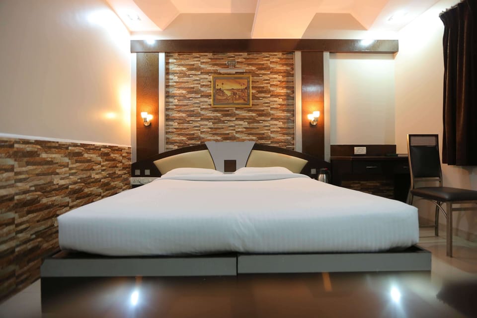Standard Double Room | Desk, laptop workspace, blackout drapes, iron/ironing board