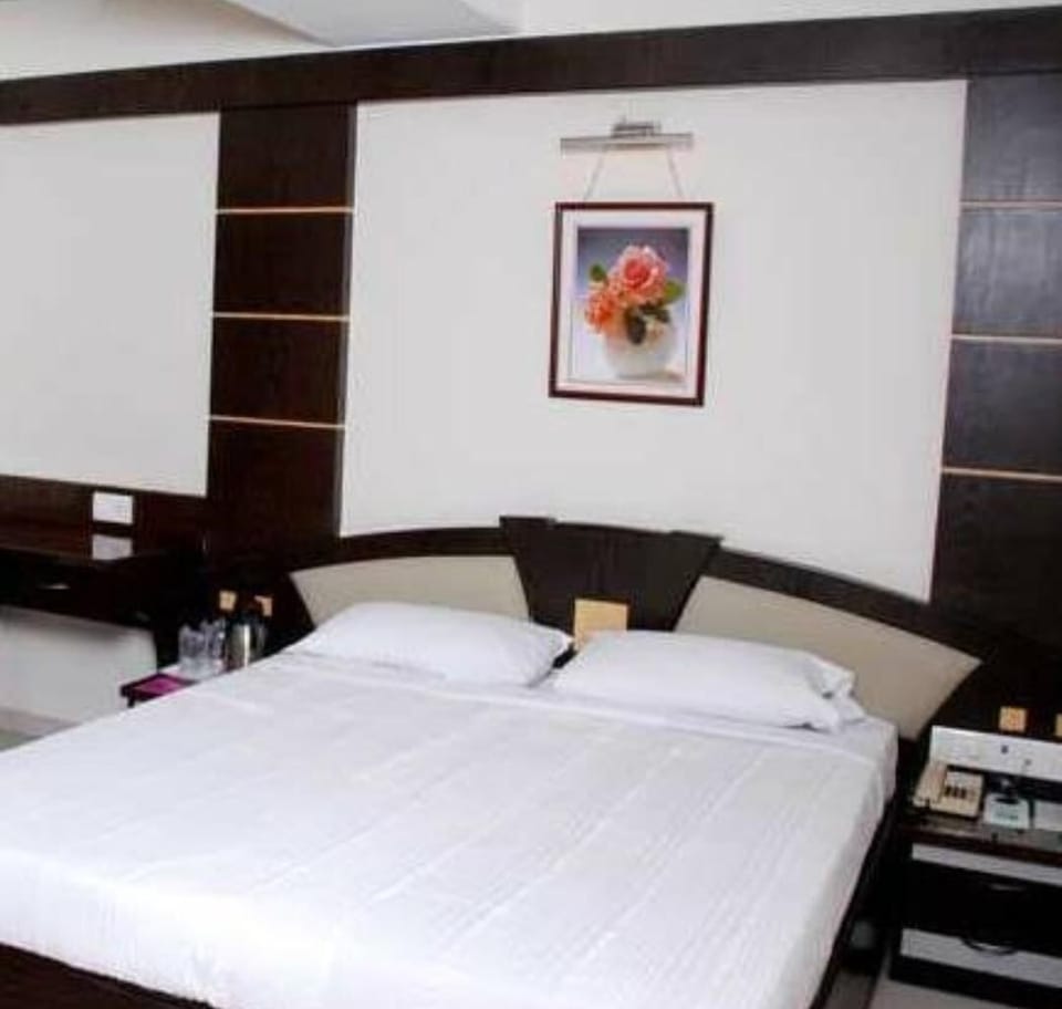 Standard Double Room | Desk, laptop workspace, blackout drapes, iron/ironing board