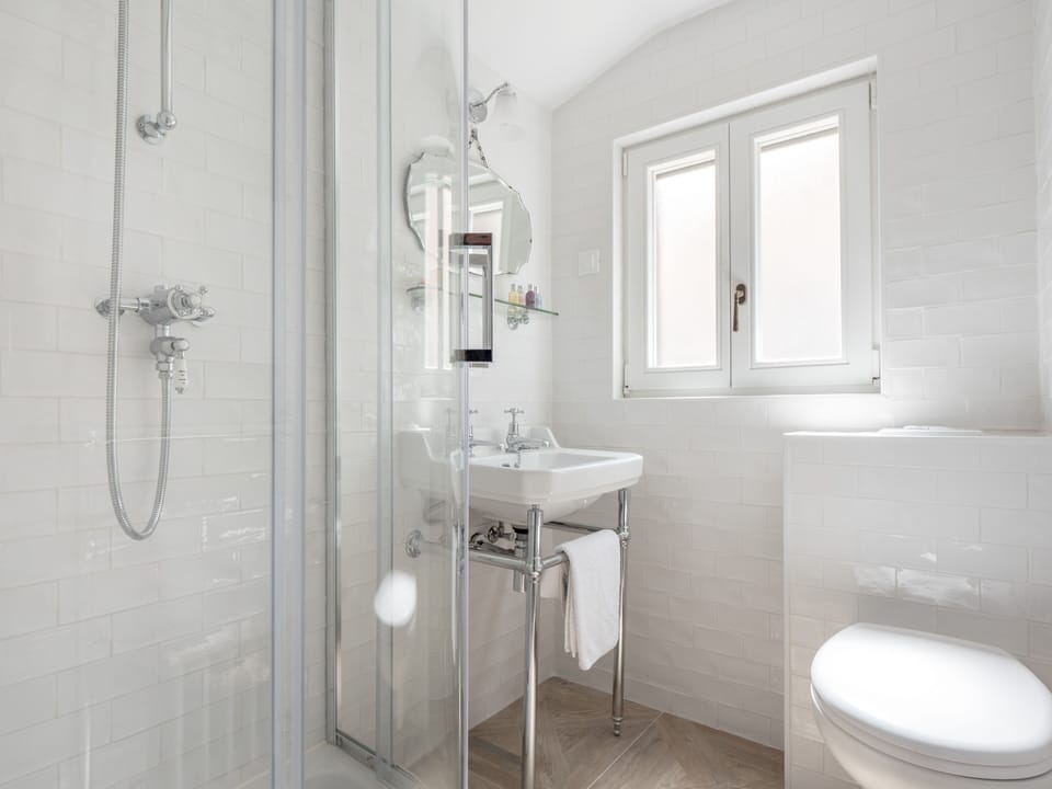 Standard Twin Room | Bathroom | Shower, rainfall showerhead, designer toiletries, hair dryer