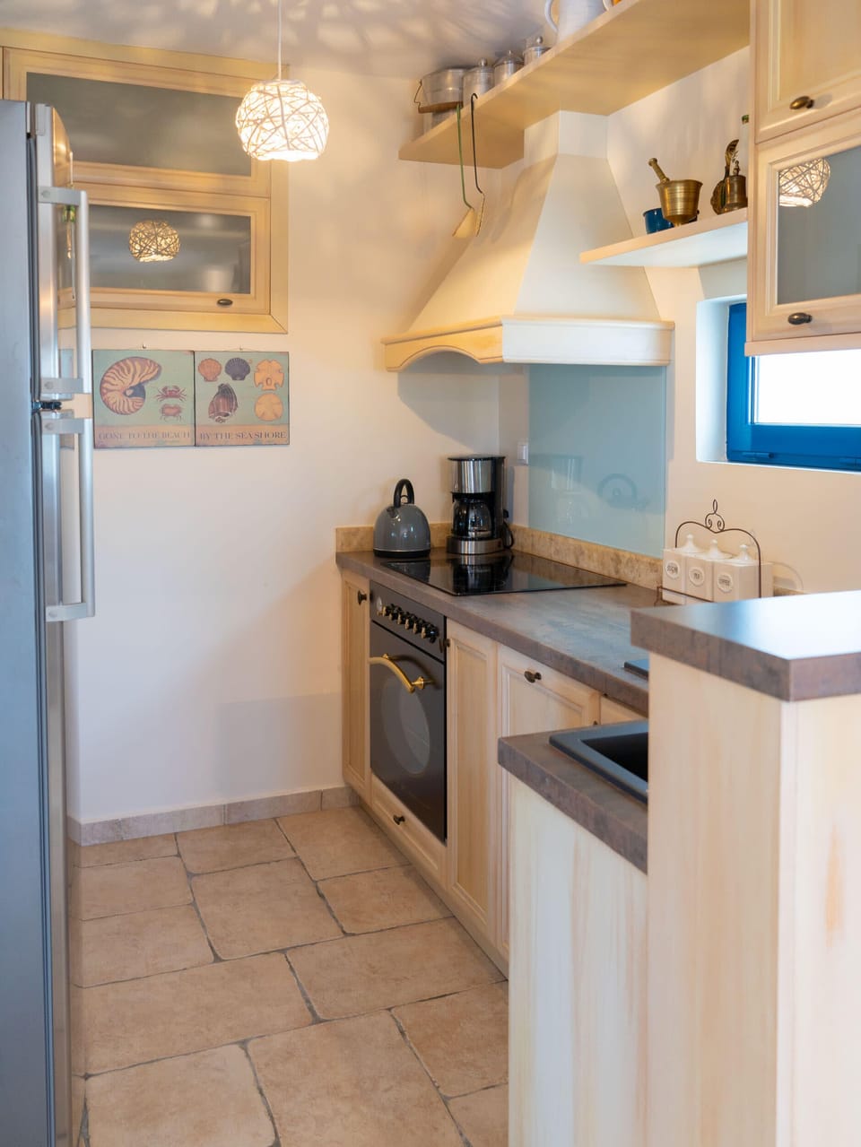The modern, fully equipped kitchen