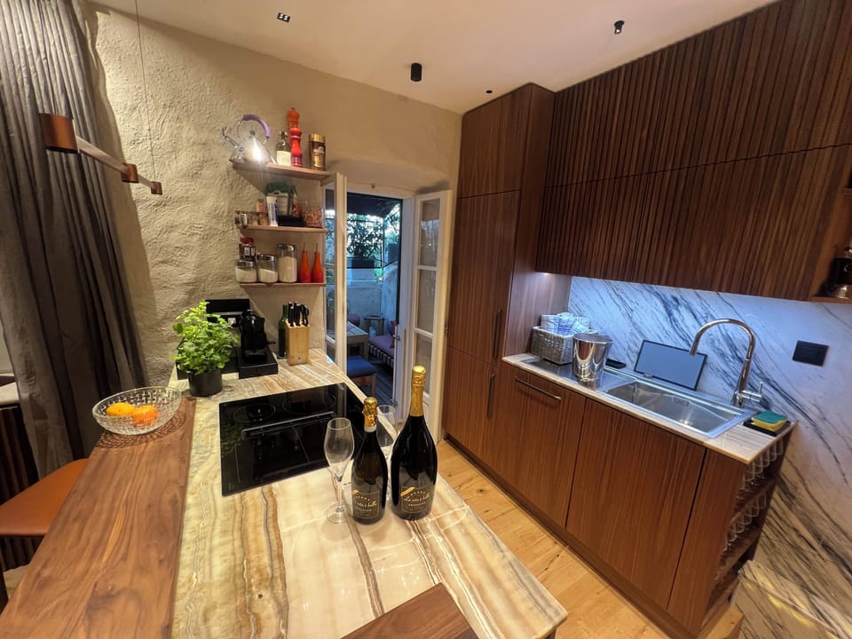 Superior Villa | Living area | 105-cm flat-screen TV with digital channels, TV, Netflix