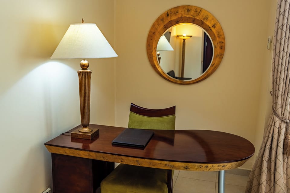 Deluxe Single Room, 1 King Bed | Living area | 32-inch Smart TV with cable channels