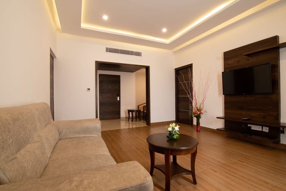 Suite | Living area | 32-inch TV with satellite channels