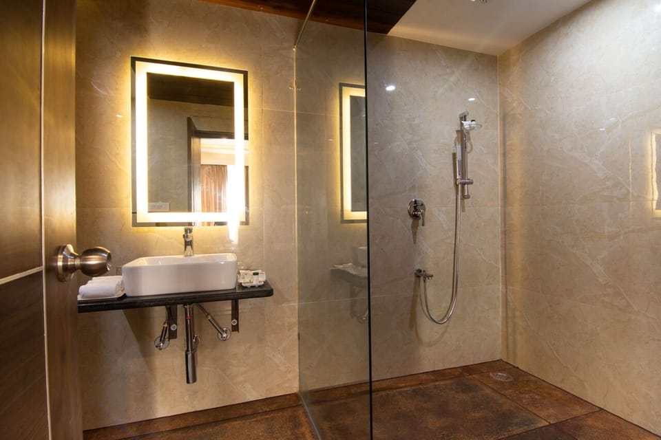 Suite | Bathroom | Shower, free toiletries, hair dryer, slippers
