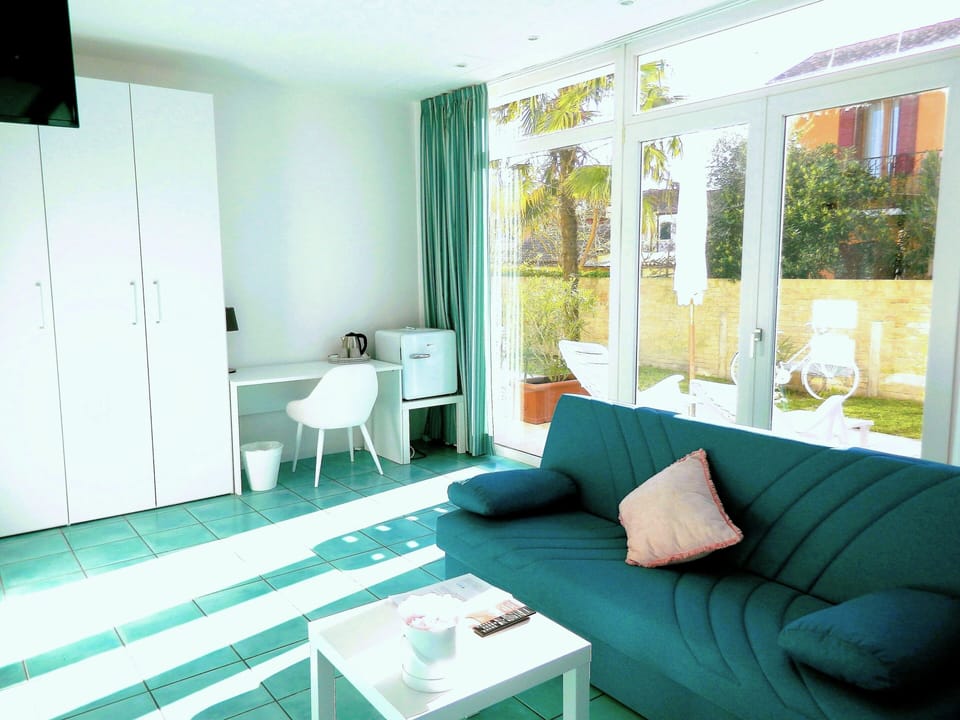 Double Room, Garden View | Minibar, in-room safe, blackout drapes, soundproofing