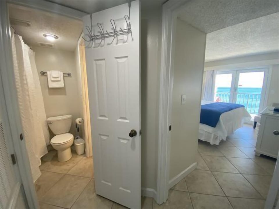 Surfside Shores, 2 bedroom 2 bathroom, 8th floor, sleeps 8. Managed by Island Rentals