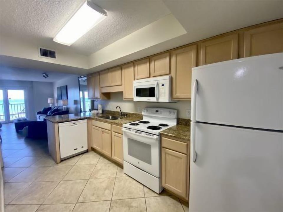 Surfside Shores, 2 bedroom 2 bathroom, 8th floor, sleeps 8. Managed by Island Rentals