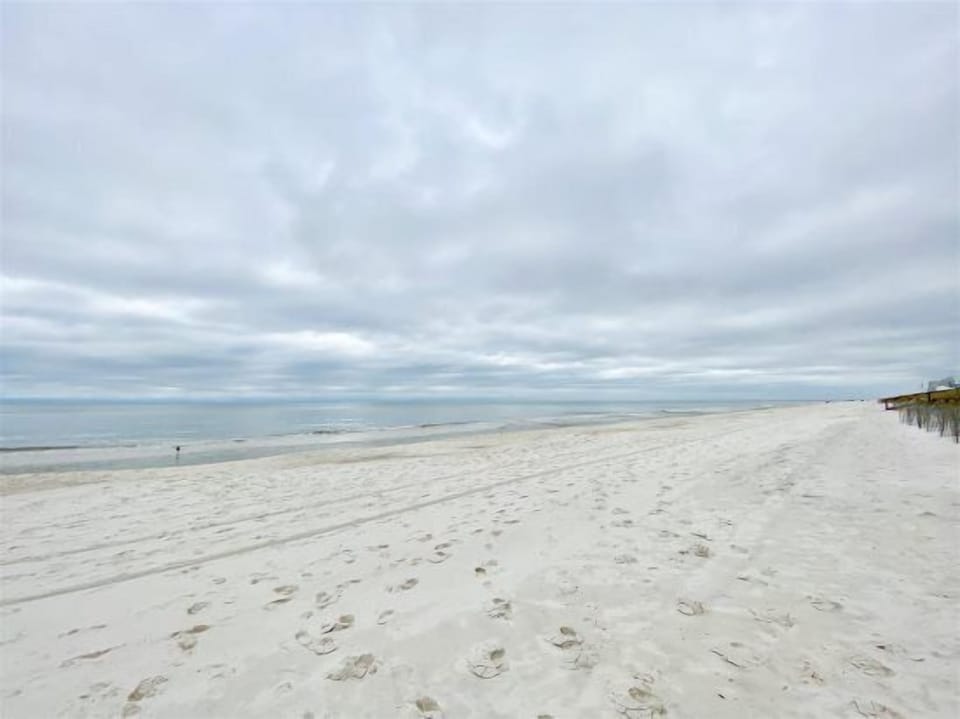Surfside Shores, 2 bedroom 2 bathroom, 8th floor, sleeps 8. Managed by Island Rentals
