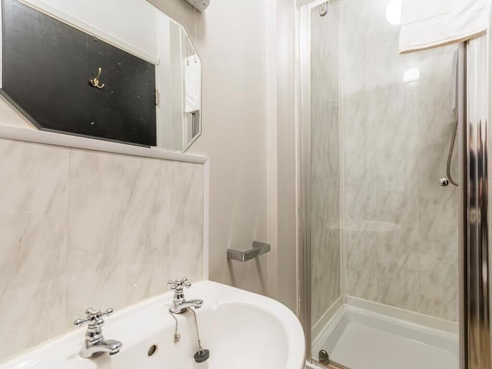 Triple Room, Ground Floor | Bathroom | Shower, free toiletries, bidet, towels