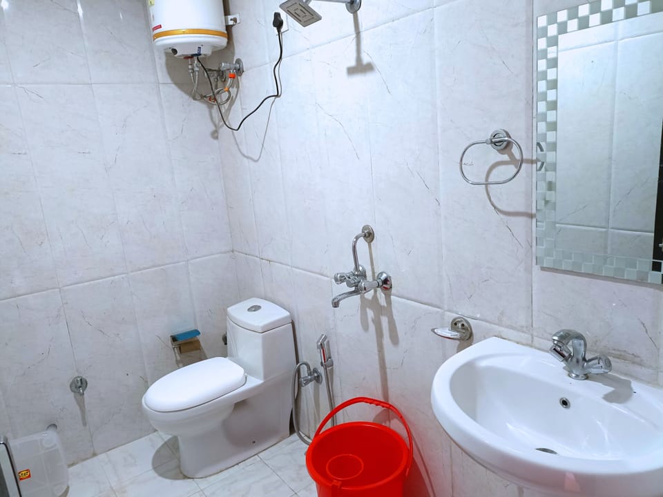 Shower, free toiletries, towels