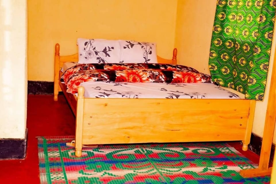 Basic Room | Desk, bed sheets