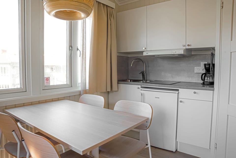 Cabin (Bohusbyn) | Private kitchen | Shared fridge, microwave, paper towels, dining tables