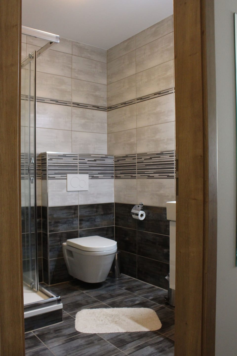 Economy Twin Room | Bathroom | Shower, free toiletries, hair dryer, towels