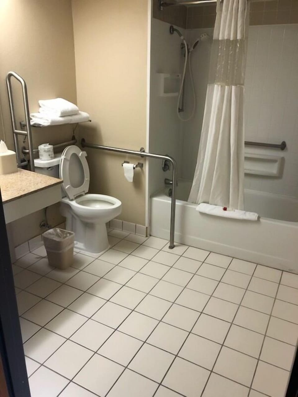 Combined shower/tub, free toiletries, hair dryer, towels