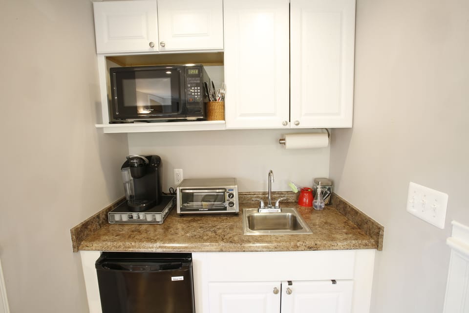 Fully equipped kitchenette