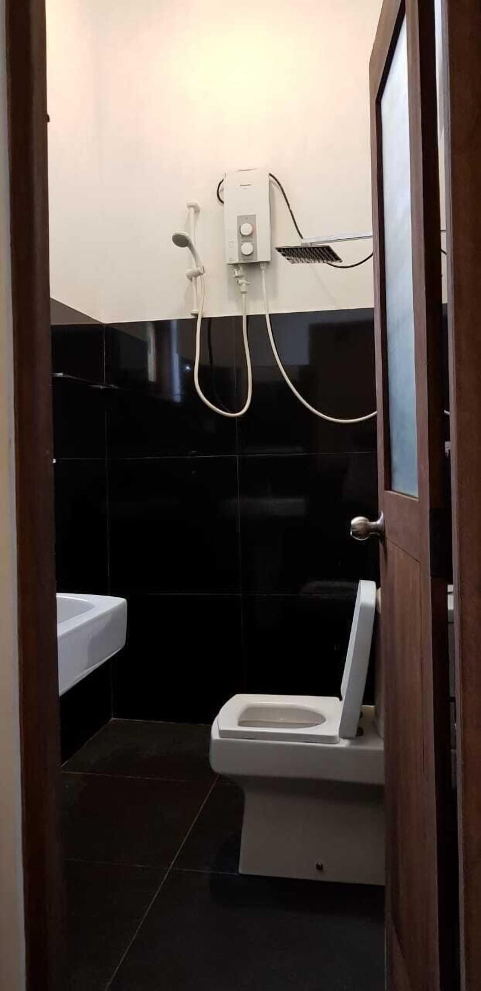 Classic Villa | Bathroom | Shower, free toiletries, towels